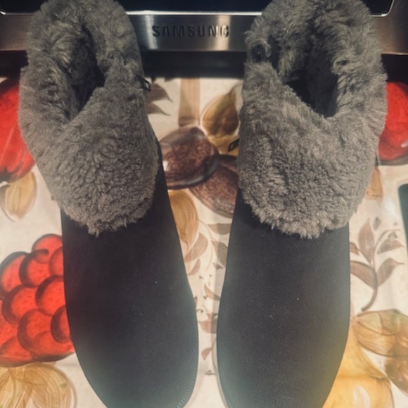 BRAND NEW NEVER USED UGG Fur Trim Boots (Booties) 9.5 US - Picture 11 of 13